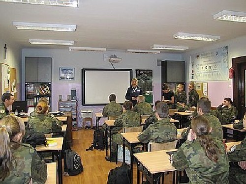 Policjanci szkolą klasy mundurowe w ZS nr 1 im. A....