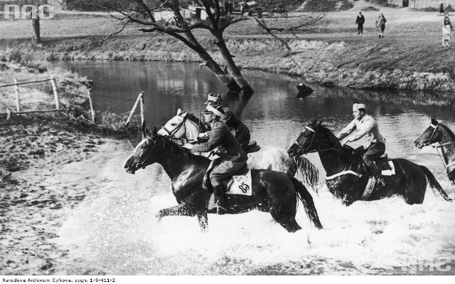 Zawody konne w Lublinie: Fragment myśliwskiego biegu otwartego na dystansie 6 km.

Data: 1934-10