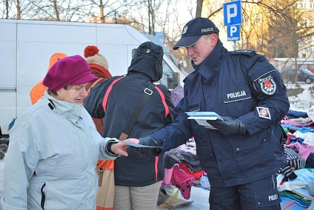 Policjanci na zielonym rynku w Ustrzykach Dolnych