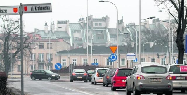 Przebudowa skrzyżowania ulic Ściegiennego i Krakowskiej miała poprawić warunki jazdy, ale niestety tak nie jest. Na Krakowskiej tworzą się korki z powodu zbyt krótkiego zielonego światła.