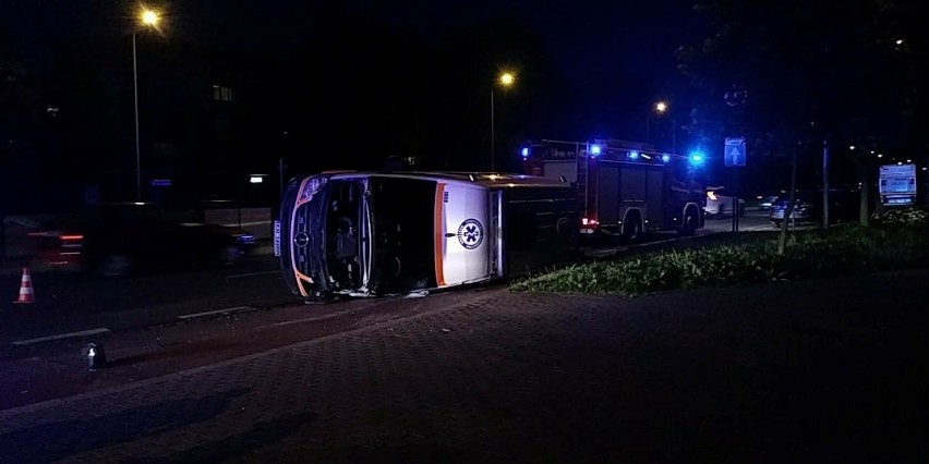 Kraków. Wywrotka ambulansu na alei Jana Pawła II [ZDJĘCIA]