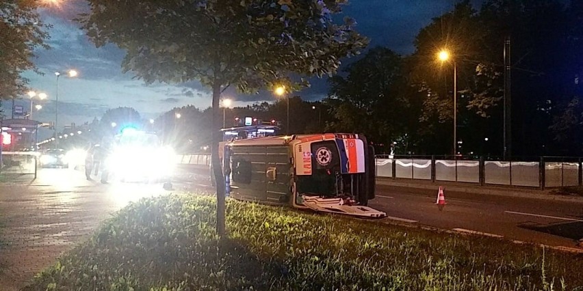 Kraków. Wywrotka ambulansu na alei Jana Pawła II [ZDJĘCIA]