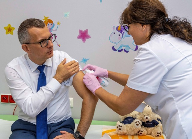 Pomorscy eksperci i urzędnicy w piątek 4.10.2019 r. zaszczepili się przeciwko grypie w Centrum Medycyny Rodzinnej Gdańskiego Uniwersytetu Medycznego.