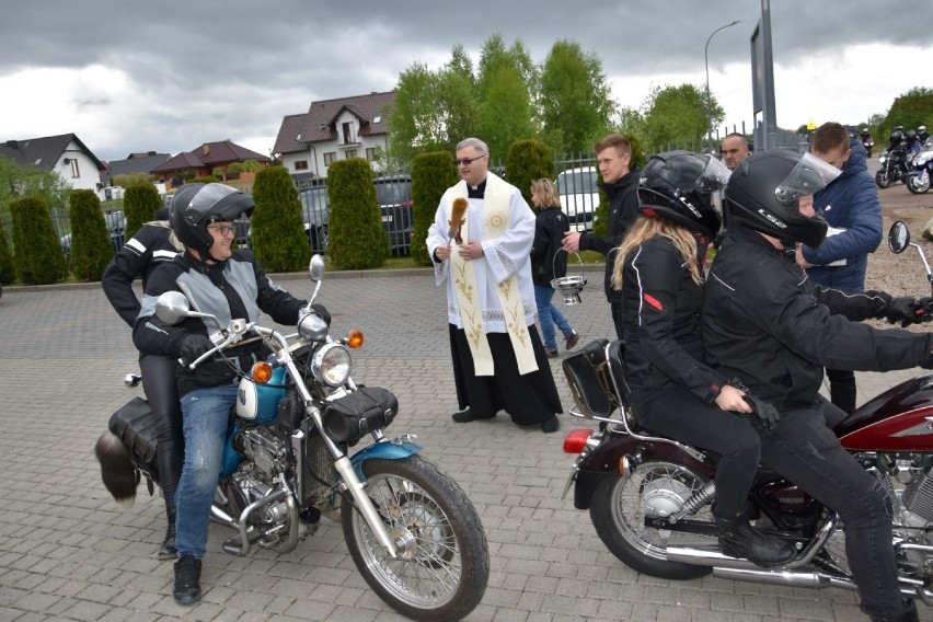 Rozpoczęcie sezonu motocyklowego w Kościerzynie 2021. Miłośnicy jednośladów przejechali ulicami miasta [ZDJĘCIA]