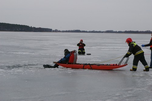 Leszno: Nurkowie zeszli pod lód na Jeziorze Dominickim, by szukać zatopionego auta [ZDJĘCIA]