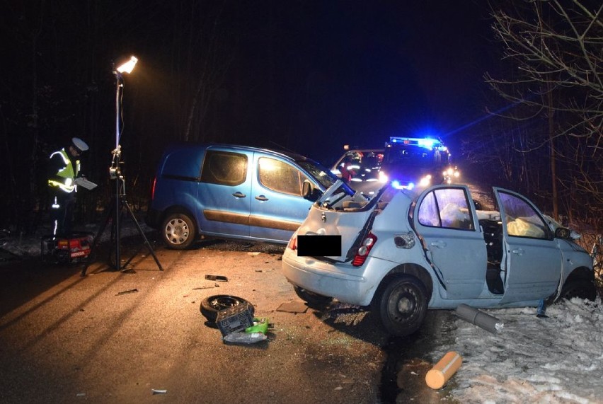 Wypadek na drodze wojewódzkiej 218 w pobliżu Wejherowa. Dwie osoby poszkodowane