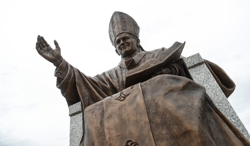 Pomnik papieża Jana Pawła II w sercu Parku Papieskiego w...