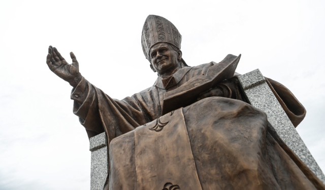 Pomnik papieża Jana Pawła II w sercu Parku Papieskiego w Rzeszowie