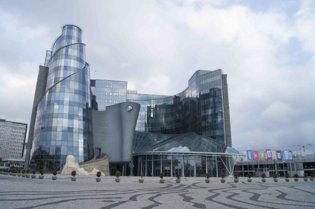 Budynek Telewizji Polskiej został dostrzeżony w konkursie MAKABRY(ła). Otrzymał antynagrodę w corocznym plebiscycie serwisu specjalizującego się w publikacjach związanych z architekturą. Faktycznie, nieźle sobie na to miano zapracował. Przypomina wielką zjeżdżalnię i ma trochę cyrkowy charakter.