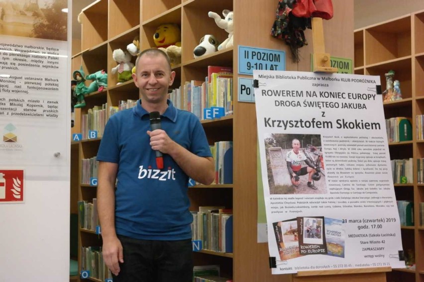 Malbork. "Skok rowerem w świat" w Miejskiej Bibliotece Publicznej. Spotkanie z Krzysztofem Skokiem