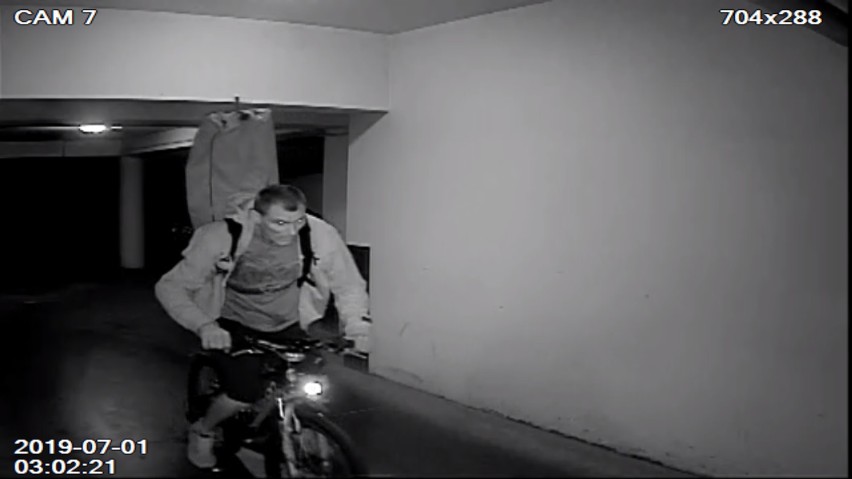 Pruszcz Gdański: Rozpoznajesz ich? Policjanci szukają tych mężczyzn w związku z kradzieżą rowerów i sprzętu wędkarskiego