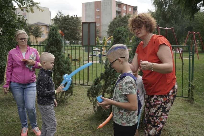 Piknik z animatorami PCAS na podwórku przy ul. Dzieci Polskich - ZDJĘCIA