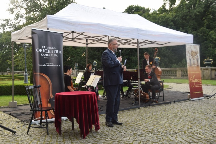 Koncert na tarasach zamkowych w Pszczynie. Zgrał Zespół...