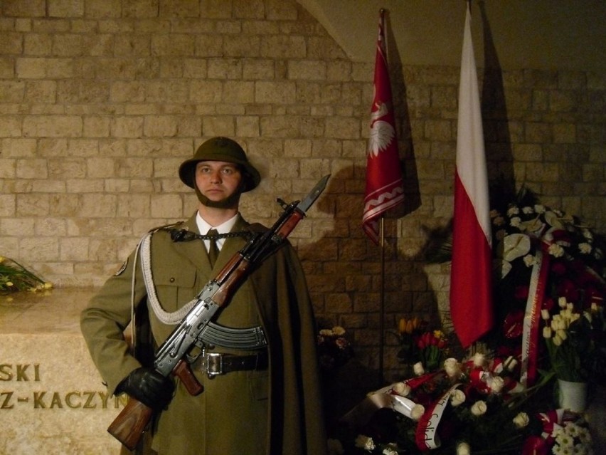 W związku ze złożeniem wieńców od prezydenta Komorowskiego,...