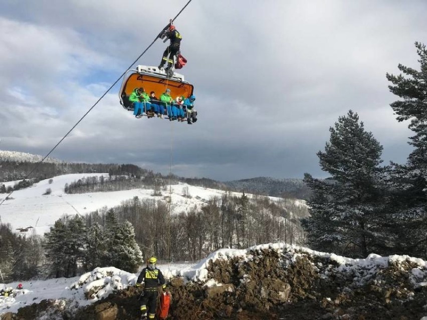 Krynica-Zdrój. Ratownicy gotowi na sezon zimowy. Ćwiczyli ewakuację narciarzy z kolei linowej [ZDJĘCIA]