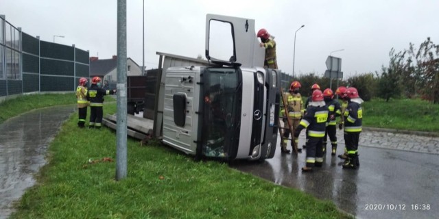 Ciężarówka, która przewróciła się na rondzie w Końskich