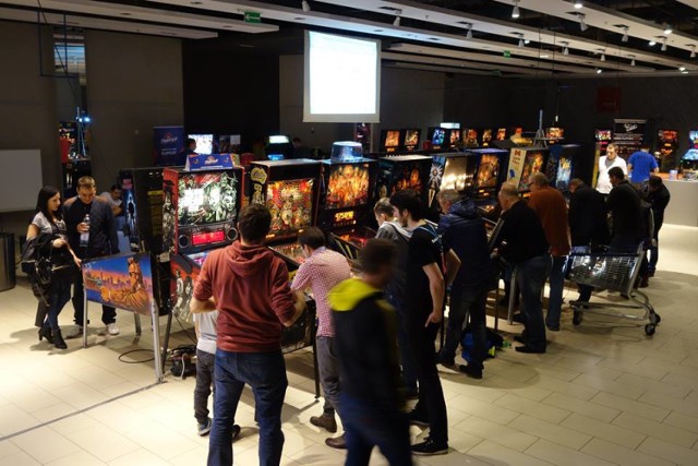 W najbliższy weekend w Łodzi odbędą się flipperowe Mistrzostwa Polski - POLISH PINBALL OPEN 2016. Zawodnicy, którzy przyjadą do naszego miasta z całej Polski wezmą udział w trzech turniejach głównych. Podczas wydarzenia do dyspozycji uczestników i gości będzie aż 70 maszyn, w tym 25 dostępnych dla wszystkich w strefie FREE PLAY. 
Zawody odbędą się 4 i 5 czerwca w lokalu na Patio Portu Łódź. Uczestnicy zmierzą się ze sobą w trzech kategoriach: „Modern” – na maszynach z graficznym wyświetlaczem, „80’s” – na maszynach z lat osiemdziesiątych oraz „Stern Trophy” – najnowszych flipperach marki Stern. Zmagania finałowe poprzedzone będą eliminacjami podczas pierwszego dnia wydarzenia. Specjalnie dla dzieci do lat 12 w niedzielę odbędzie się także Kids Tournament – turniej, w którym młodzi fani pinballa będą mogli wziąć udział pod opieką dorosłych. 

Na tegorocznych Mistrzostwach pojawią się takie tytuły jak  AC/DC, Dirty Harry, Lord of the Ring czy The Walking Dead. Dzieci z pewnością ucieszą gry NBA, Iron Man, Batman oraz Flinstonowie. Szczegóły turnieju https://pinballopen.pl/?locale=pl

SOBOTA 4 CZERWCA 
10.00 - 11.00 Rejestracja 
11.00 - 19.00 Eliminacje Team Tournament 
11.00 - 19.00 Eliminacje 80's 
11.00 - 19.00 Eliminacje STERN TROPHY 
12.00 - 20.00 Eliminacje MODERN 
20.00 - 21.00 Finał Team Tournament
21.00 - 22.00 Finał STERN TROPHY

NIEDZIELA 5 CZERWCA
10.30 - 12.00 Finał 80's 
12.00 - 20.00 Finały MODERN 
12.00 - 15.00 Kids Tournament (dla dzieci do lat 12 pod opieką osób dorosłych) 
20.00 - 21.00 WRĘCZENIE NAGRÓD I ZAKOŃCZENIE TURNIEJU 

PRZEZ CAŁY CZAS TRWANIA IMPREZY (sobota godzina 12:00 - niedziela godzina 18:00): 
1. GRAND CHAMPION - The Machine Bride of PinBot 2.0 
2. FREE PLAY - około 25 maszyn