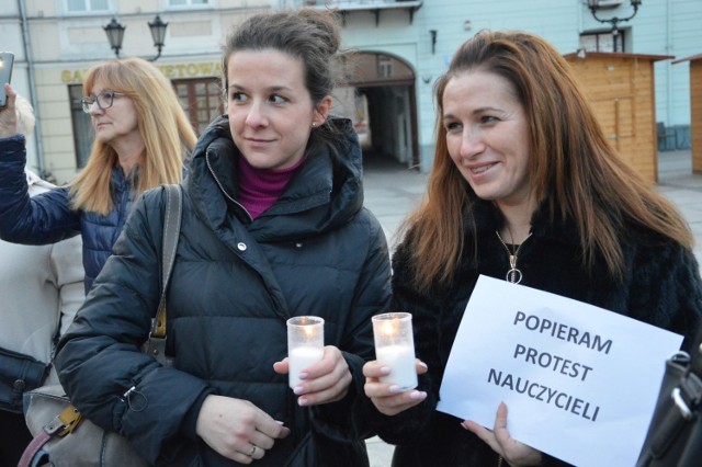 Strajk nauczycieli w Piotrkowie. "Światełko z wykrzyknikiem" w Rynku Trybunalskim