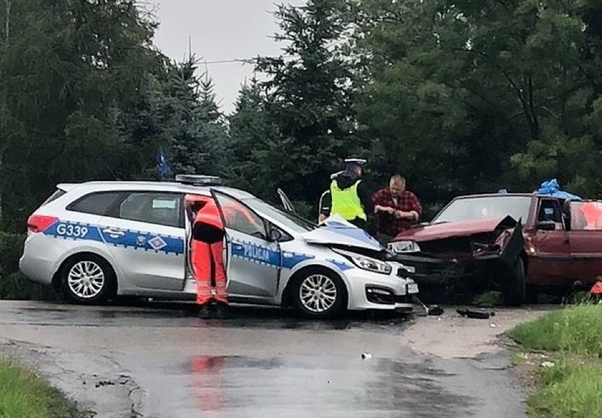 Czołowe zderzenie radiowozu z polonezem na granicy Frydrychowic i Choczni 