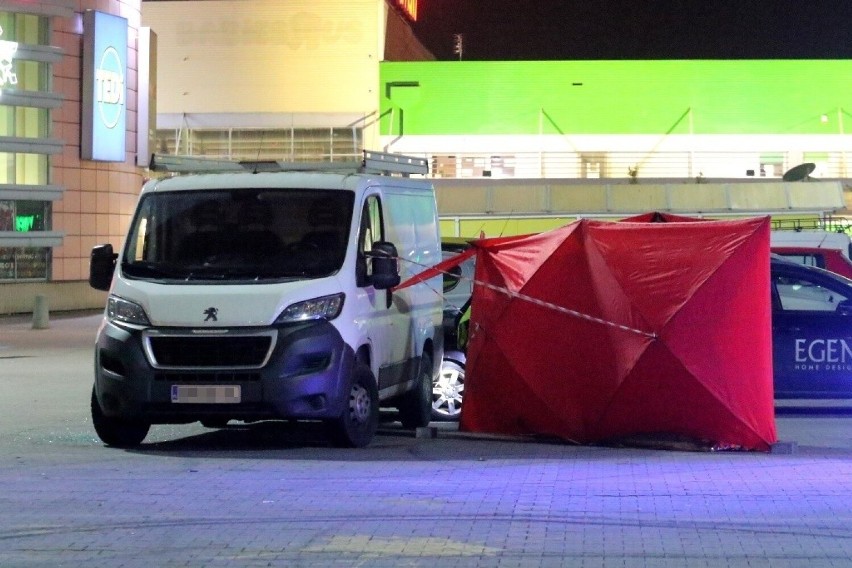 Kierowca samochodu dostawczego zmarł na parkingu pod Auchan...