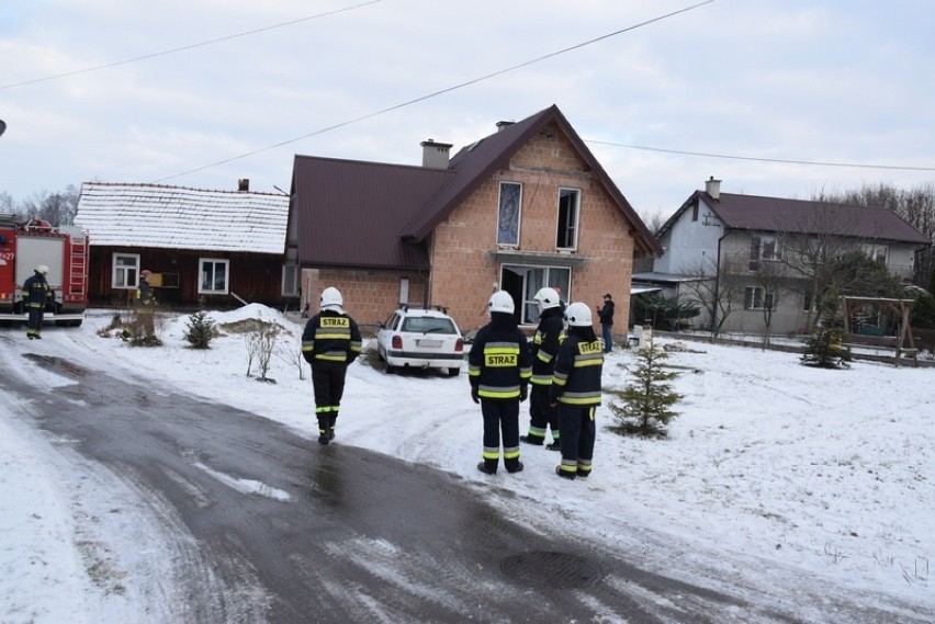 Wola Rzędzińska. Strażacy walczyli z pożarem kuchenki gazowej