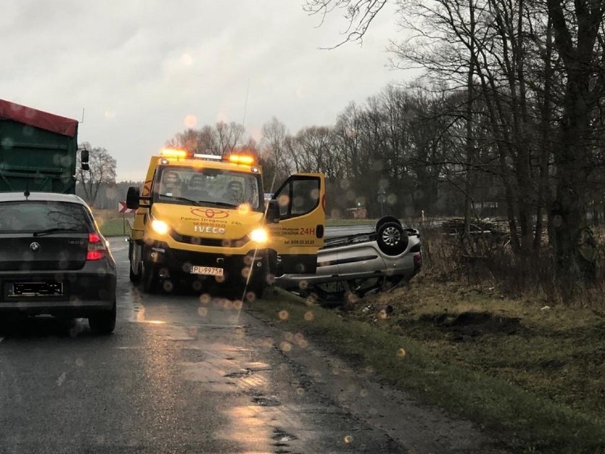 Leszno/Góra. Dachowanie na drodze wojewódzkiej. 49-letnia kobieta trafiła do szpitala [ZDJĘCIA]