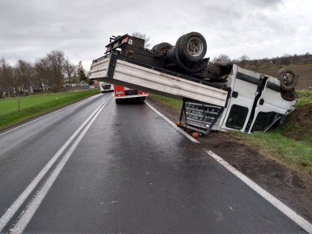 W Zamartem na DK 25 kierowca dostawczego Iveco stracił panowanie nad pojazdem i dachował