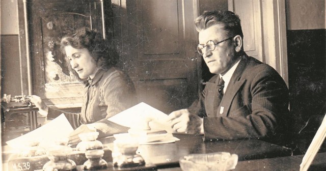 Irena i Władysław Kieruzalowie w czasie pracy. Oboje pracowali w urzędzie miasta w Sulejowie. Fotografię zrobiono  w 1938 roku