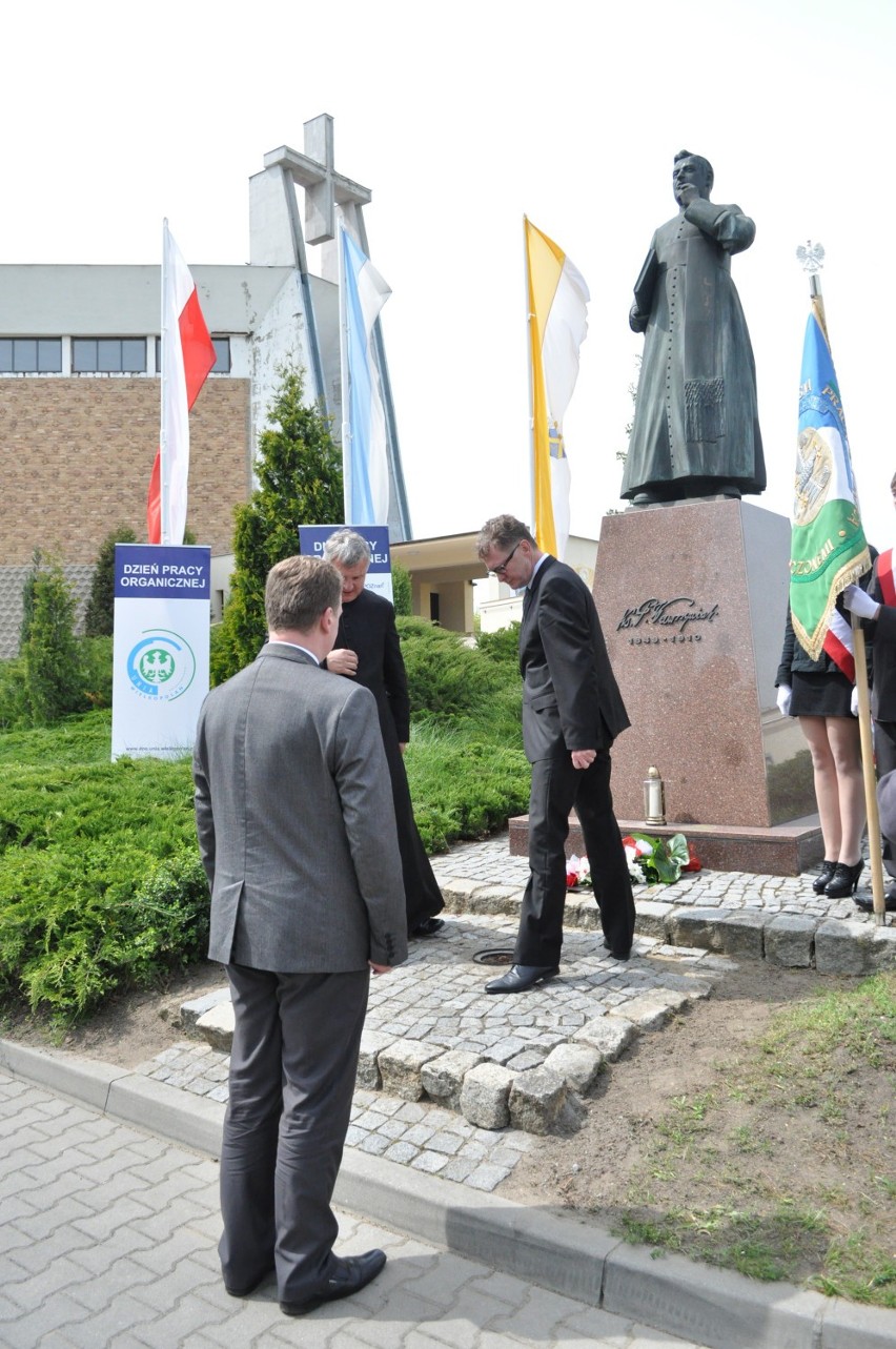 W ramach obchodów II Dni Pracy Organicznej złożono kwiaty...