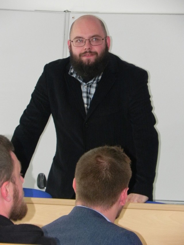 Doktor Marcin Gajec podczas wykładu na WSBiP w Ostrowcu Świętokrzyskim.
