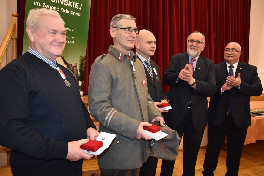 Medale „Wierni Tradycji” wręczono  trzem mieszkańcom gminy:...