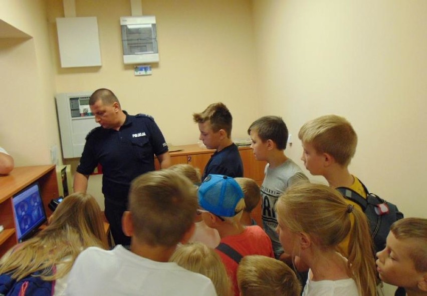 Dzieci odwiedziły policjantów na komendzie powiatowej w Oświęcimiu