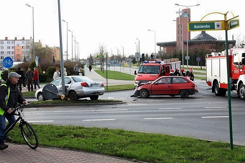 Chojnice:Trzy osoby w szpitalu po zderzeniu osobówek na skrzyżowaniu Kościerskiej i Obrońców Chojnic