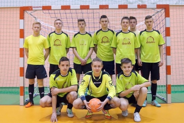 Czy młodziutcy piłkarze Rolpiastu (na zdjęciu) zdołają odebrać tytuł piłkarzom ze Śliwice?