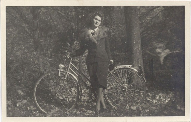 Rower bez wielkiego koła z przodu, z pedałami napędzającymi tylne koło łańcuchem, z kierownicą i widelcem powstał pod koniec XIX wieku. Ludzi ogarnęło rowerowe szaleństwo, które wpłynęło na styl życia, również na zmiany w modzie - to wtedy do jazdy na rowerze wymyślono kuloty, inaczej spódnicospodnie. 

Tu zdjęcie z 1942 roku. Jakim sprzętem i w jakim stroju jeździło się na przełomie XIX i XX wieku? Zobacz na kolejnych zdjęciach w naszej galerii >>>>>