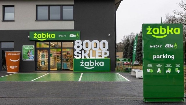 W Sierakowie otwarta została pierwsza Żabka, wyposażona w stację do naprawy rowerów i ławkę, przy której można naładować swój telefon. To ośmiotysięczny sklep tej marki w Polsce.