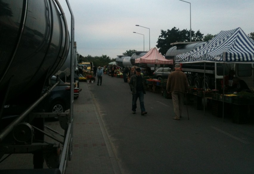 Kolejna odsłona sporu na targowisku w Malborku. Miejsca parkingowe zastawione, handel trwa