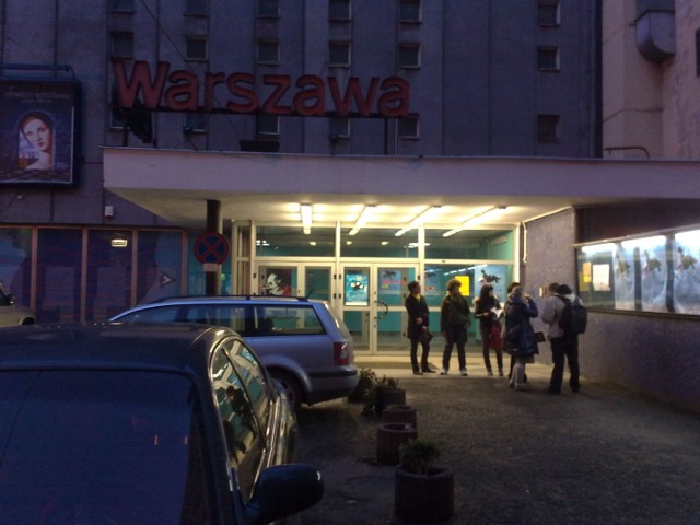 Kino &quot;Warszawa&quot; przy ul. Piłsudskiego we Wrocławiu, trwa pokaz film&oacute;w kr&oacute;tkometrażowych
