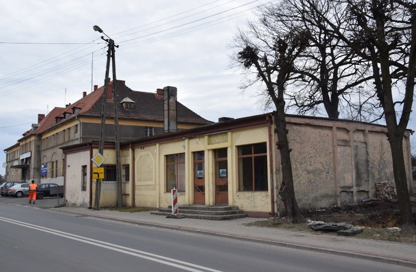 Rozbiórka starych budynków przy dworcu PKP w Oleśnie.
