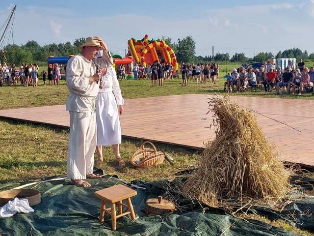 Dożynki rozpoczął pokaz obrzędowy ,,Od kłosa do chleba”, w wykonaniu państwa Celiny i Wojciecha Chmiel ze stowarzyszenia "Razem dla Nadbrzezia" .