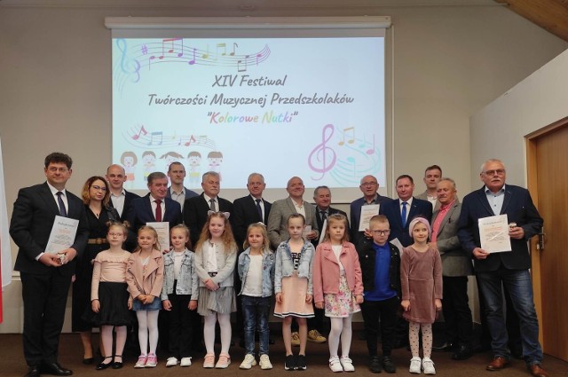 W XIV Gminnym Festiwalu Twórczości Muzycznej Przedszkolaków „Kolorowe Nutki” w Gizałkach wzięło udział 14 małych wykonawców. 8 maja uczestnicy konkursu odebrali nagrody