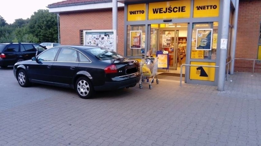 Ten autodrań prawie zablokował wjazd do marketu w Krośnie...