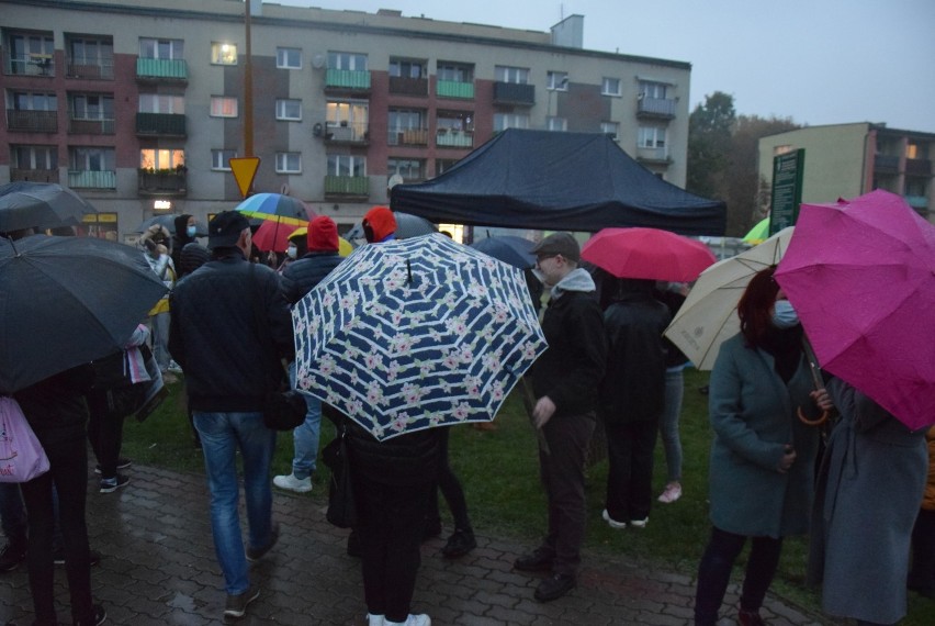 Strajk Kobiet w Kaliszu. Protest w deszczu pod pomnikiem...