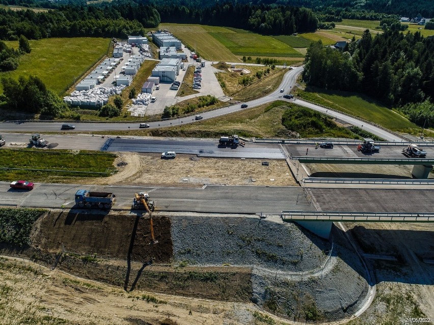 Tunel pod Luboniem Małym na nowej zakopiance będzie gotowy pod koniec roku. Sprawdzamy, ile zostało do zrobienia. Zdjęcia z lotu ptaka