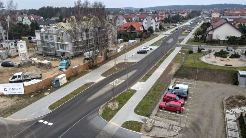 Dwa nowe ronda, chodnki, mała architektura! Ulice Zeusa i Koziorożca w Gdańsku Osowej już po remoncie