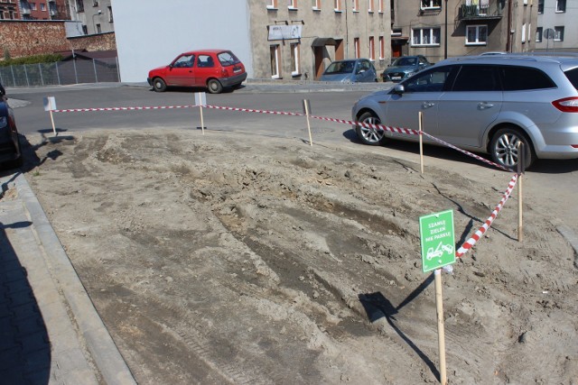 Tabliczki "Szanuj zieleń, nie parkuj" pojawiły się na parkingu po dawnym Tarmilo. Zobacz zdjęcia >>>
