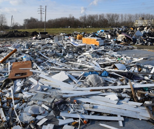 Puszki po farbach i lakierach, sterty żęlastwa, materiały budowlane, meble i setki worków z niewiadomą zawartością - to wszystko w Krakowie, leży i przeraża - w miejscu gdzie ma powstać... krakowski Manhattan.