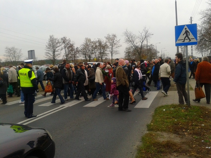 Policjanci  pilnowali ruchu przy cmentarzach w Toruniu