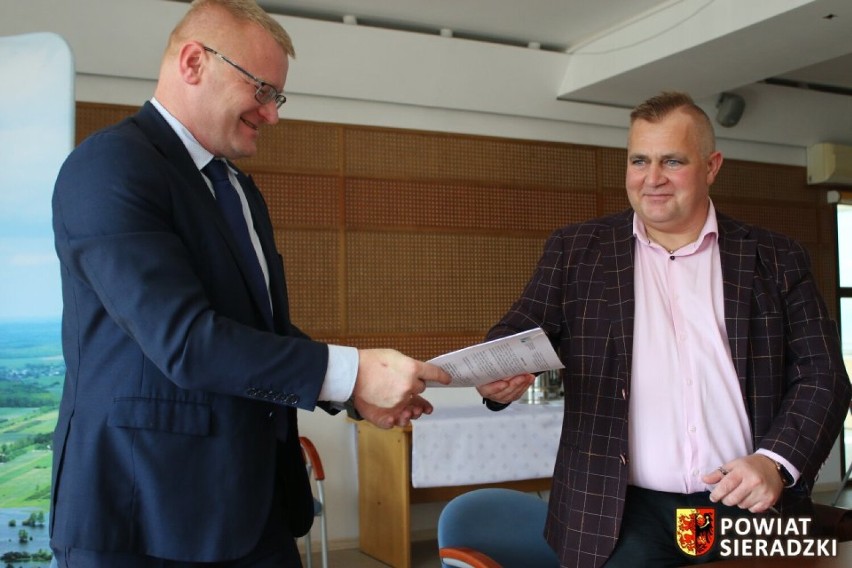 Będzie termomodernizacja Powiatowych Zespołów Szkół w Warcie i Błaszkach. Umowy podpisano. Inwestycje za ponad 4 mln zł każda FOTO