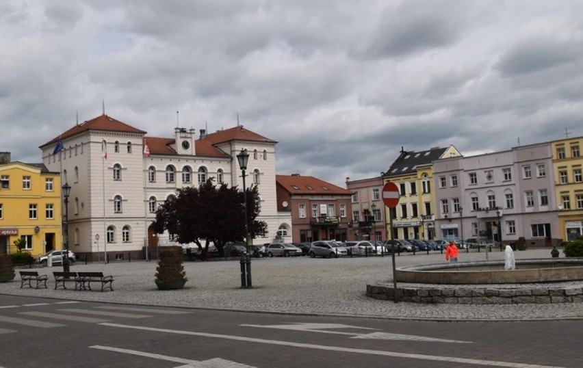 Śrem: zmiany w postoju na parkingu przed ratuszem wchodzą w życie od 15 kwietnia. Przypominamy co się zmieni!